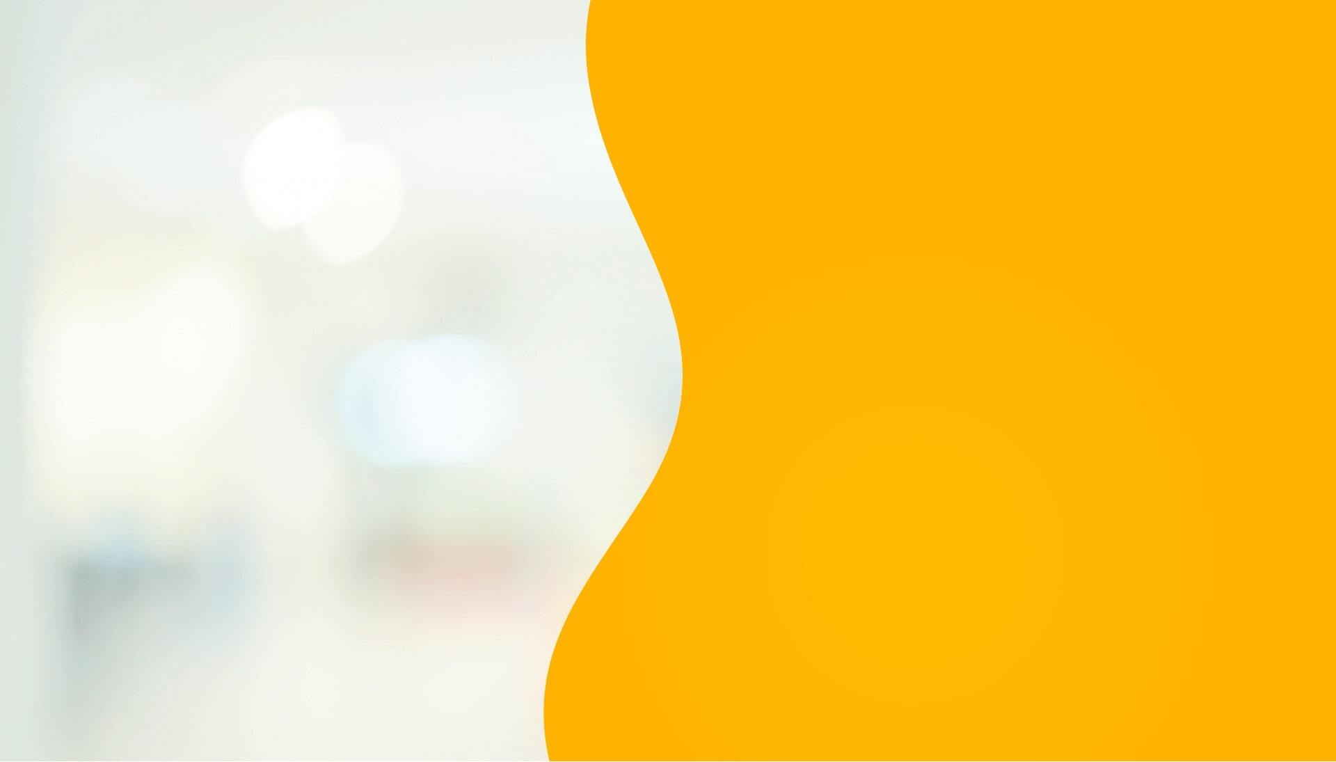 Banner com uma criança segurando um tablet mostrando o conteúdo infantil